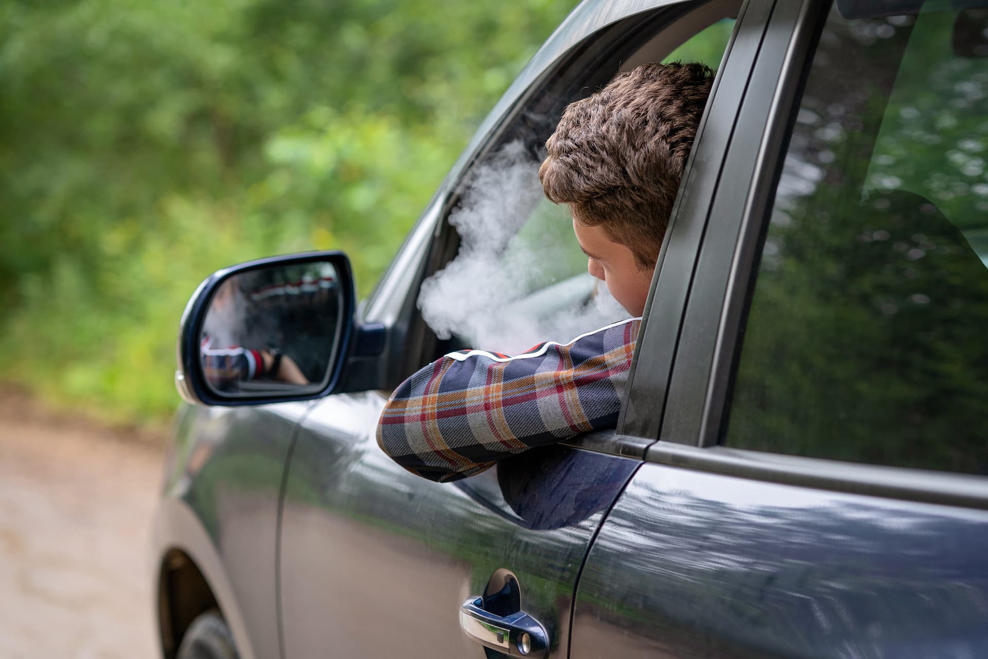 Personne qui fume des stupéfiants au volant