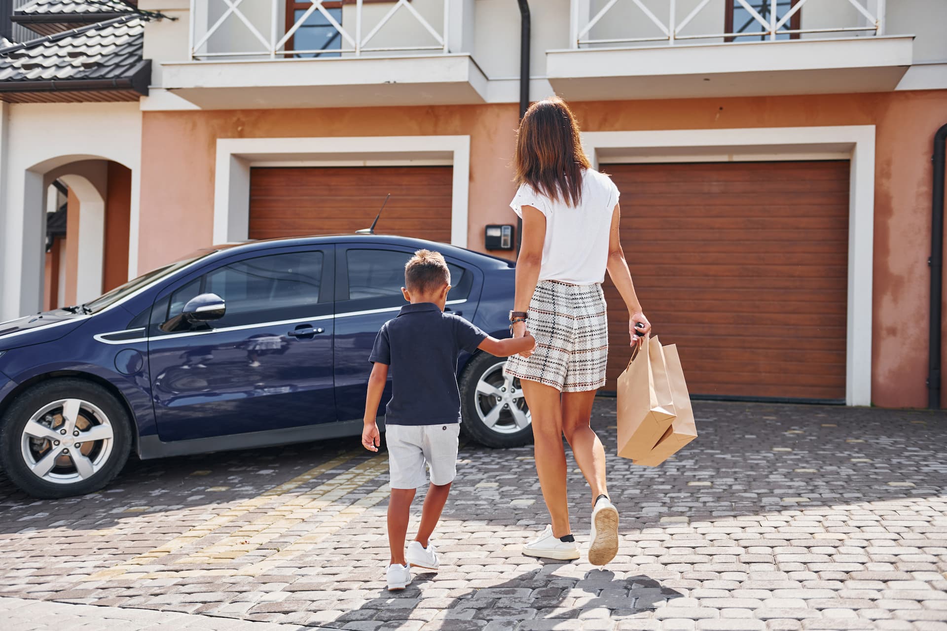 Femme et enfant qui vont à la voiture